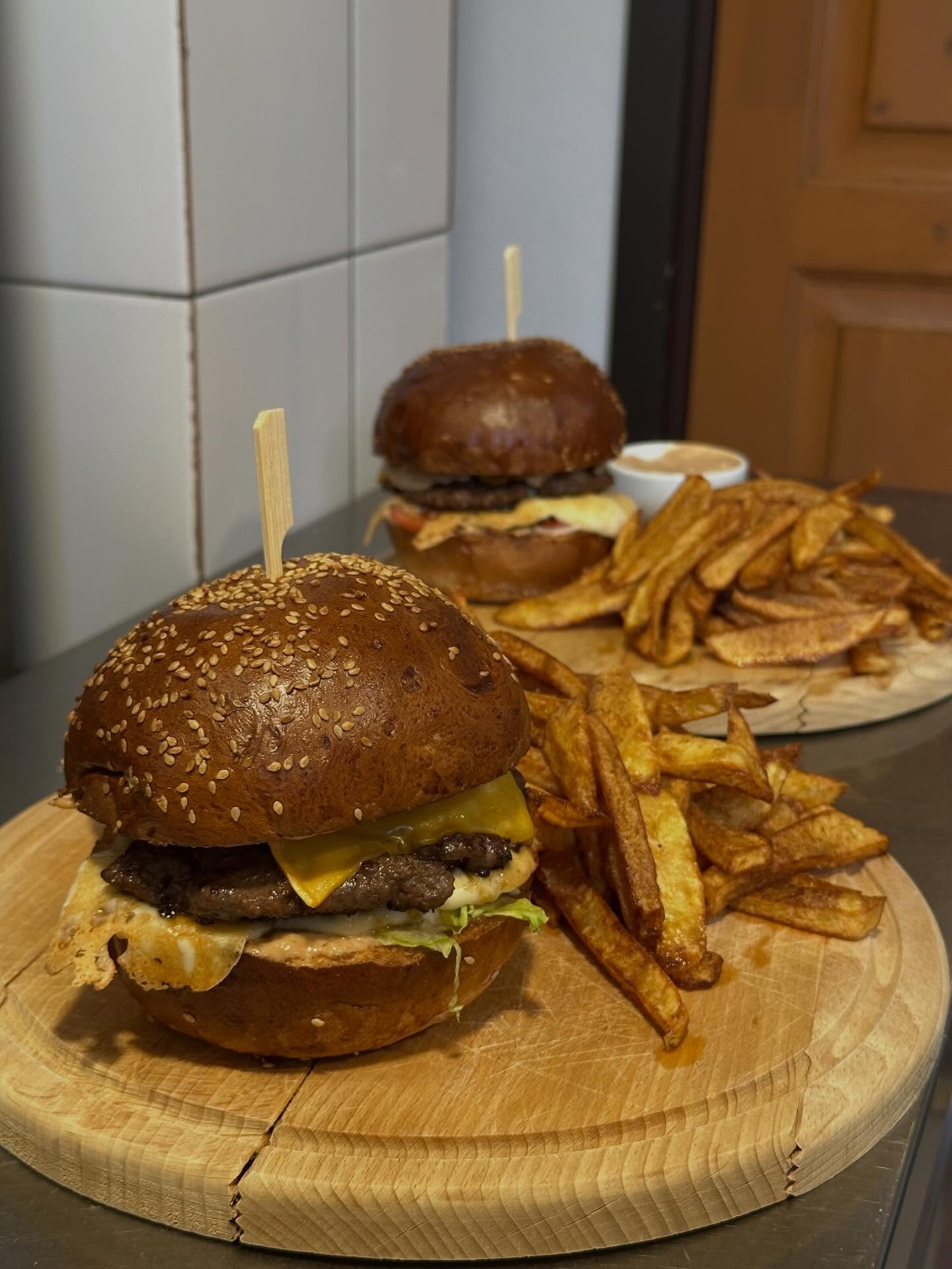 Két burger fa-tálcán