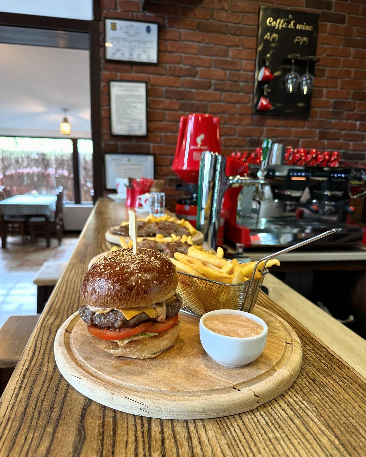 Burger a Caffè & Wine bárpultnál