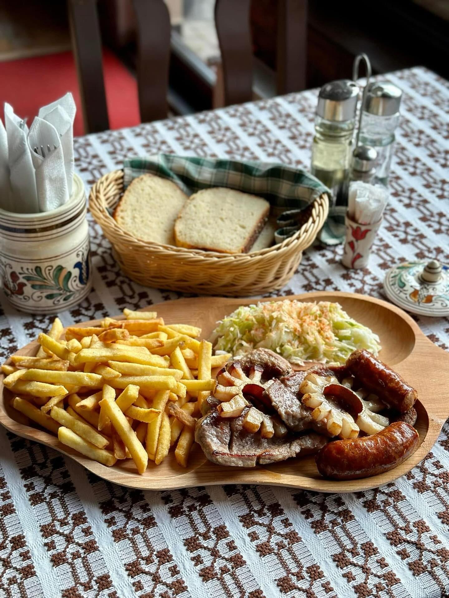 Mititei sült burgonyával és friss salátával