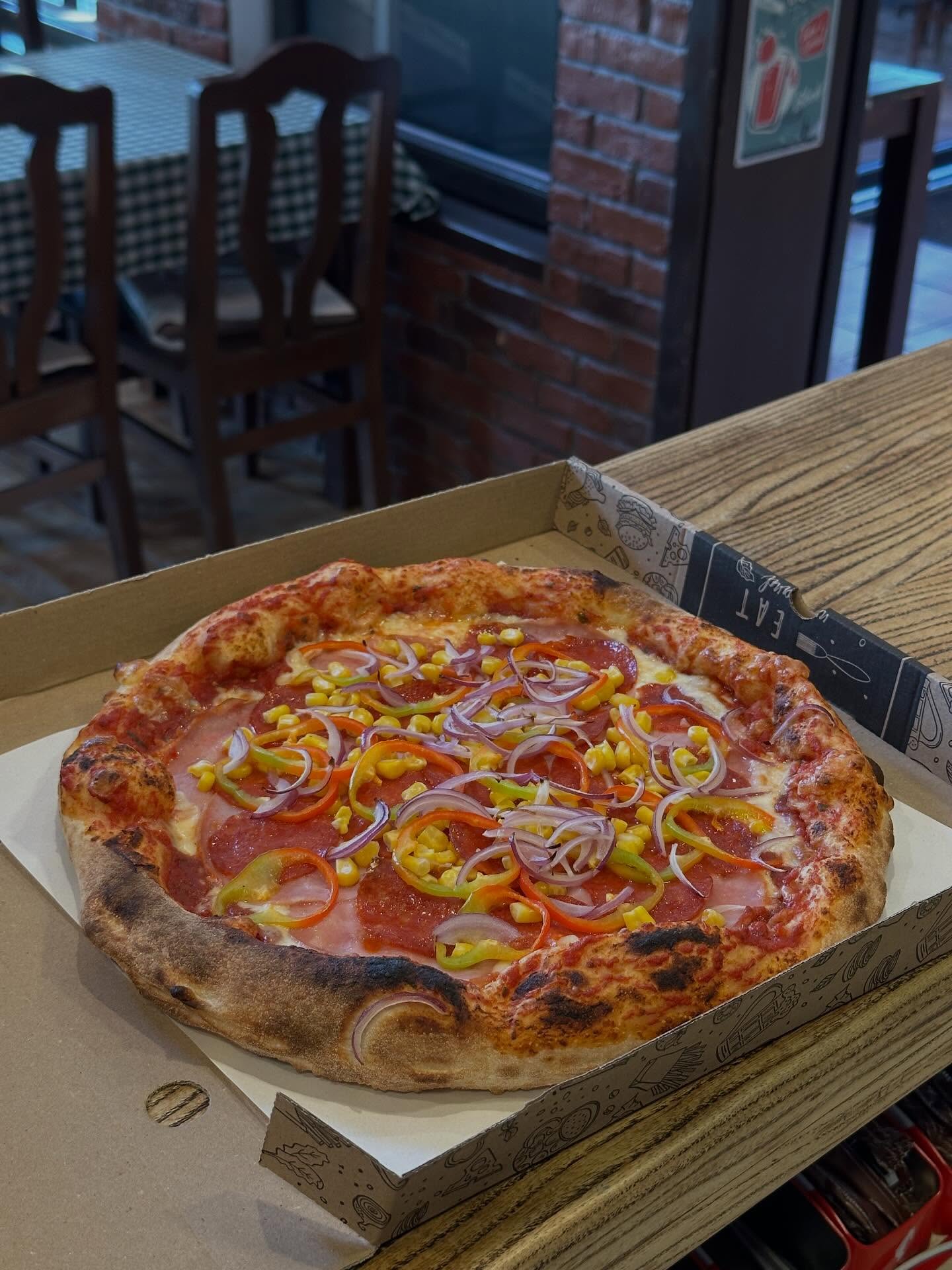 Misi pizza — csípős szalámi, paprika, hagyma, kukorica, mozzarella